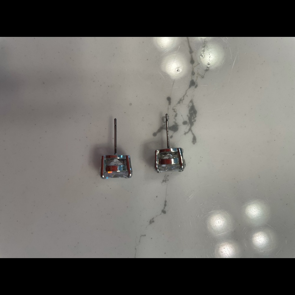 Guess stud earrings - Picture 3 of 5
